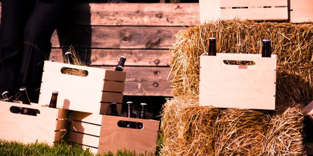 Cajas regalo de madera rústica con packs de cervezas internacionales de la tienda online Amantes de las Cervezas.